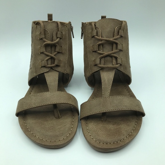 NWT Sugar Watercress Embroidered Sandals - Picture 2 of 7